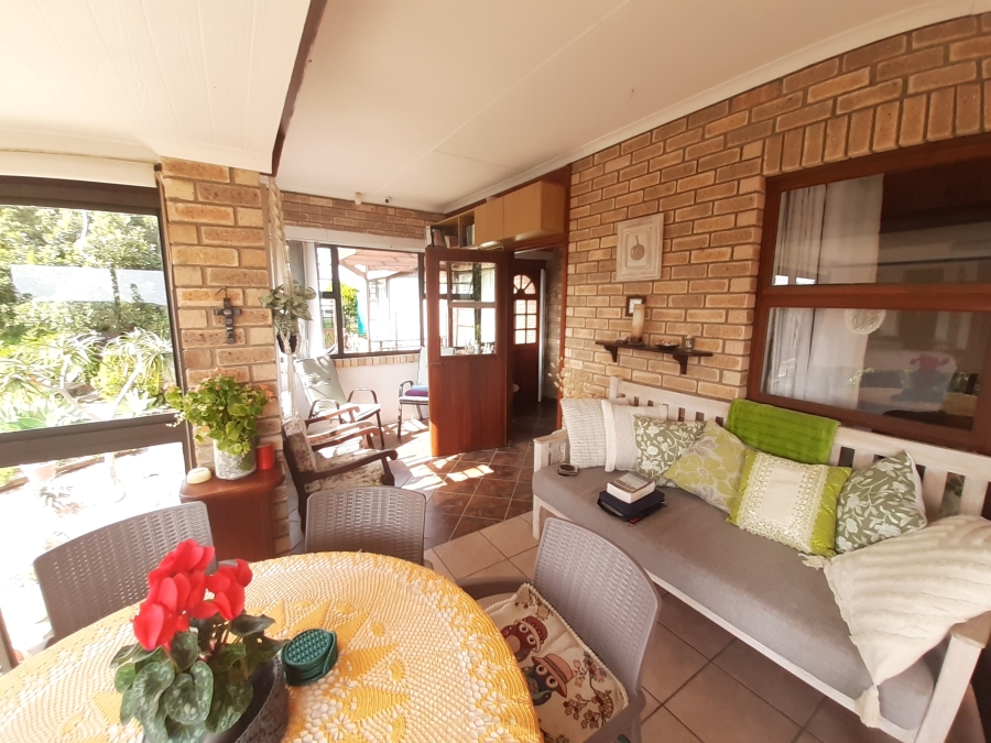 6 Bedroom Property for Sale in Paradise Beach Eastern Cape